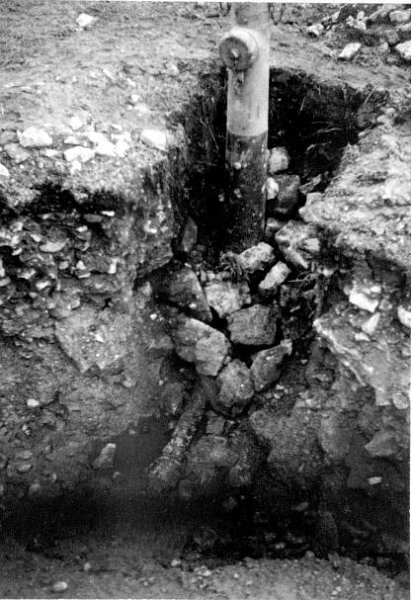 05a Hydrant beim Dorfbrunnen vor richtigem Sicherungseinbau - März 63.jpg